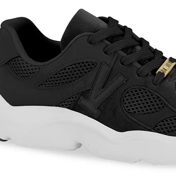Close lateral do tênis feminino Vizzano preto mostrando textura em mesh e logo em relevo